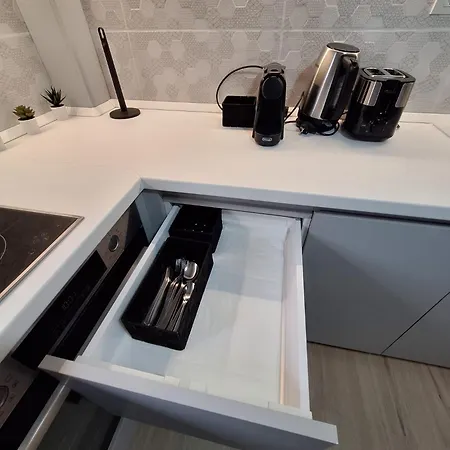 High-end With Panoramic View, Parking & Pool Apartment *
